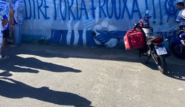 Torcedores do CSA protestam no CT Gustavo Paiva