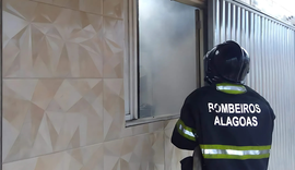 Bombeiros controlam princípio de incêndio em prédio na Ponta Verde, em Maceió