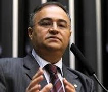 JC, pai de JHC, tenta novo retorno e articula chapa em Alagoas