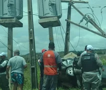 Motorista morre após colidir veículo com poste de alta tensão na AL-101 Sul