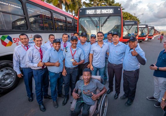 Prefeito JHC entrega mais 32 ônibus 'geladões' e qualifica transporte coletivo em Maceió
