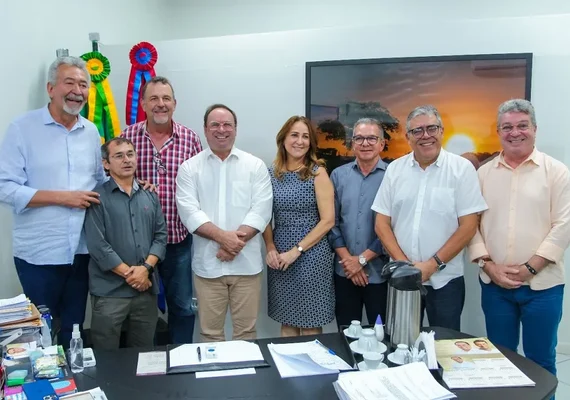 Um pé em cada canoa: PT de Alagoas fecha aliança com Luciano Barbosa