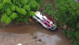 Ônibus bate em carro e caminhão, cai em ribanceira e deixa 5 mortos e cinquenta feridos na BR-153