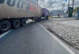 Vídeo: Carreta ocupa duas faixas da Durval de Góes e trava trânsito na parte alta, após acidente
