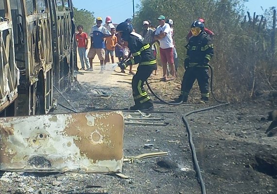 Ônibus escolar pega fogo em AL e veículo fica destruído ; veja imagens