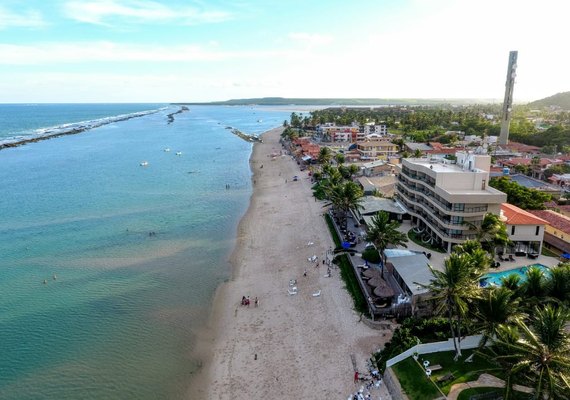 Turistas e alagoanos lotam a Barra de São Miguel