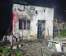 Incêndio destrói residência por completo no bairro do Prado, em Maceió