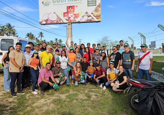 Jovens agricultores latino-americanos visitam modelo Coopaiba em Piaçabuçu
