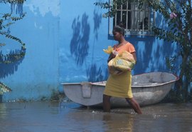 Enchente deixa moradores de bairro de Ilhéus sem casa