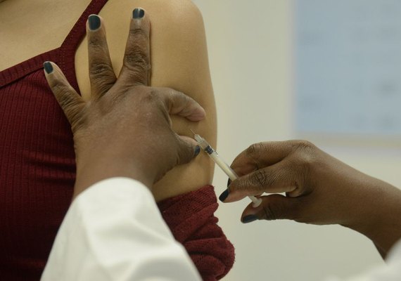 Rio prevê aplicar 1 milhão de doses contra covid-19 em janeiro