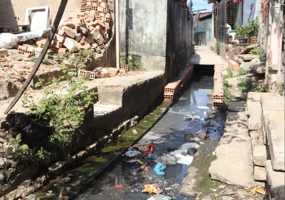 Moradores da Vila Brejal denunciam abandono de obra por JHC após vitória eleitoral; veja o vídeo