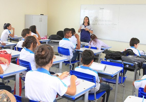 Professor: edital que amplia carga horária de 20 para 30 horas sai em fevereiro