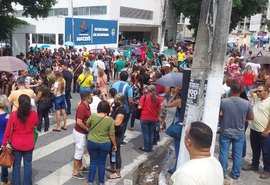 Servidores públicos de Maceió fazem ato de protesto na praça Deodoro