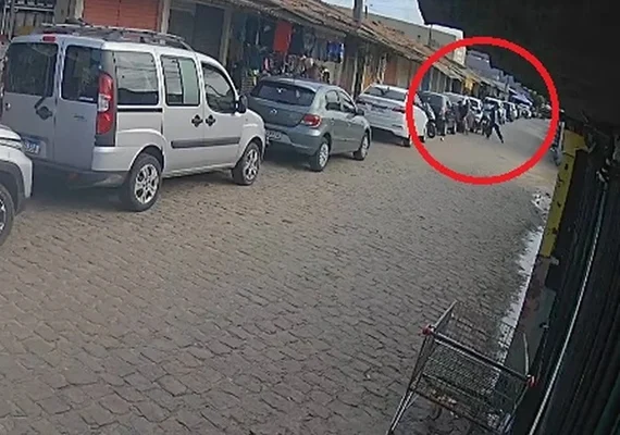 Vídeo: Jovem é baleado à queima-roupa na feirinha do Jacintinho