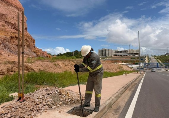 Prefeitura inicia rede de iluminação em nova avenida do bairro Cruz das Almas, Maceió