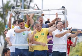 Alfredo Gaspar comanda Caravana pelos bairros de Maceió