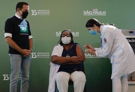 Enfermeira é primeira brasileira a ser vacinada contra a Covid-19