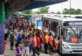Homem é preso após se masturbar e ejacular em passageira de ônibus na parte alta de Maceió