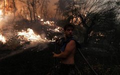 Com mangueira, morador tenta conter chamas durante incêndio