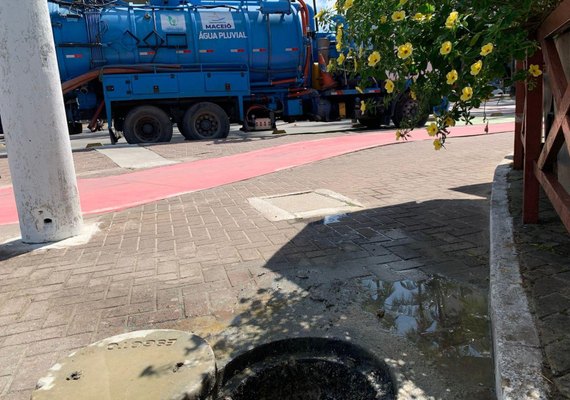 Crime ambiental: BRK é autuada por lançar esgoto na orla da Ponta Verde