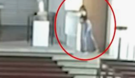 Mulher é flagrada quebrando imagens de santos dentro de igreja em Vitória