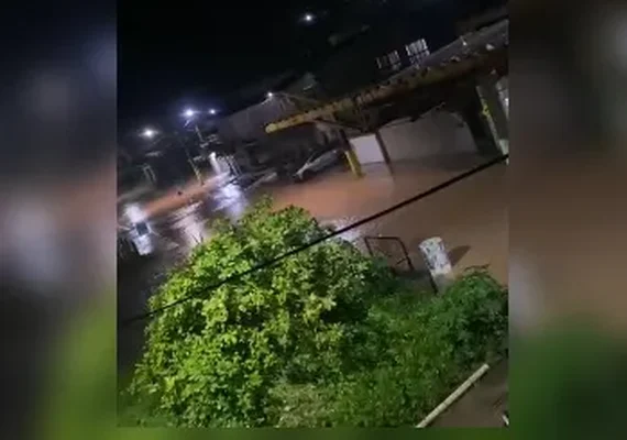 Chuva da madrugada provoca alagamento em São Miguel dos Milagres