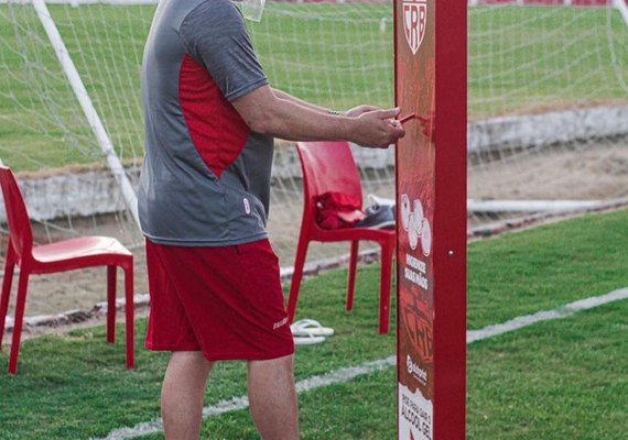 CRB volta aos treinos presenciais e equipamento de proteção chama atenção