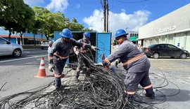 Ilumina realiza operação emergencial após incêndio em poste na Avenida Fernandes Lima