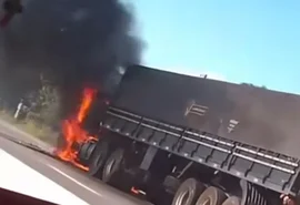 Carreta pega fogo e assusta motoristas na AL-110 em São Sebastião