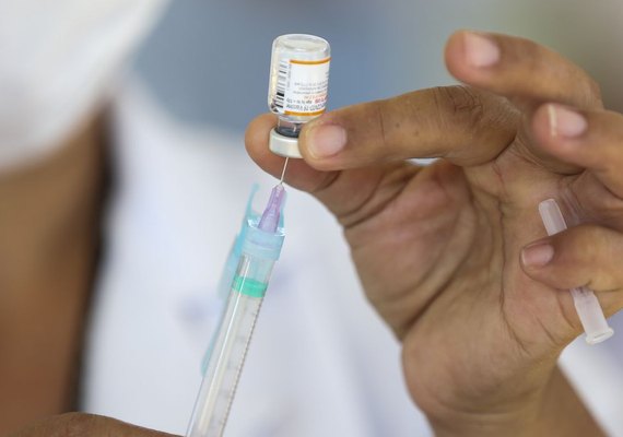 Em um ano de vacinação, quase 70% dos brasileiros já tomaram 2 doses