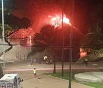 Incêndio de grandes proporções destrói barraca de praia no Posto 7, em Maceió