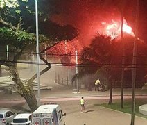 Incêndio de grandes proporções destrói barraca de praia no Posto 7, em Maceió