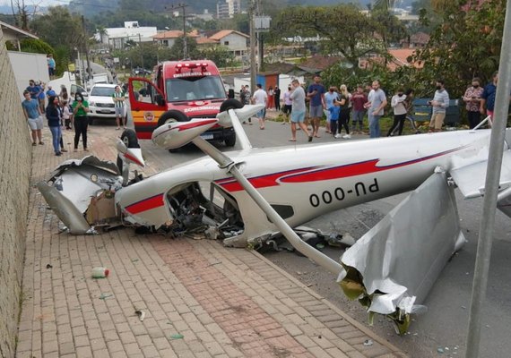 Avião monomotor cai no Vale do Itajaí e deixa dois feridos