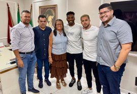 Prefeitura afirma repasses em dia e tenta mediar crise salarial no CSE