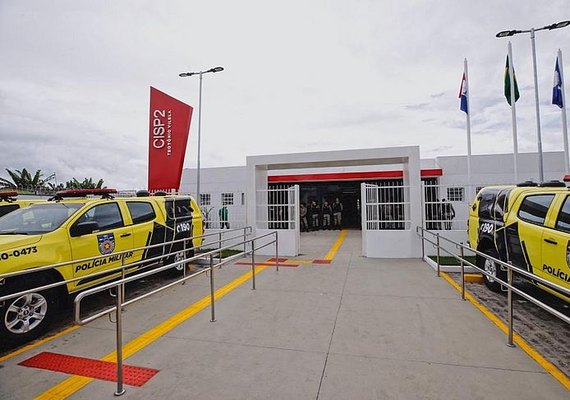 Foragido é reconhecido por políciais ao passar pela porta do Cisp