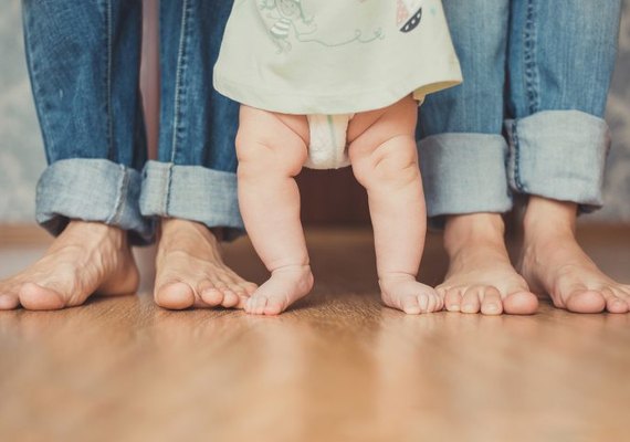 Projeto de Lei discute 'licença parental' de 180 dias para ambos os pais após o parto