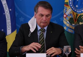 Bolsonaro afirma não se sentir pressionado por outros países iniciarem vacinação