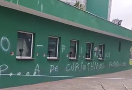 Muros da sede do Palmeiras são pichados após derrota para o Corinthians: ‘É guerra’