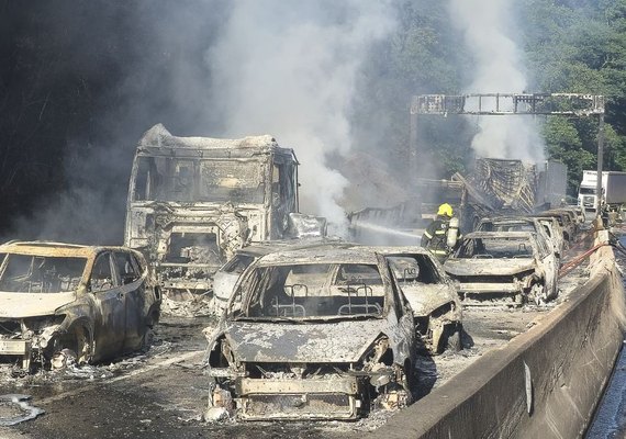 VÍDEO: caminhão com etanol explode, e fogo destrói 25 veículos na BR-101
