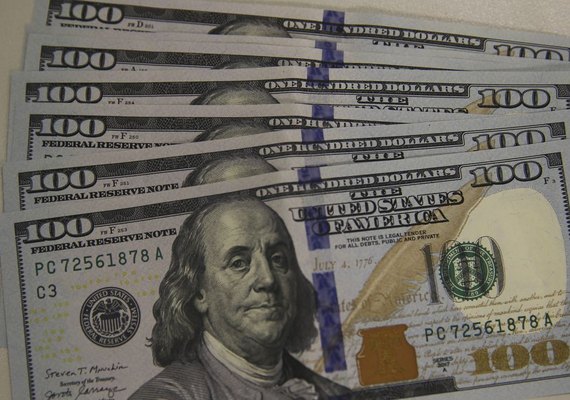 Dólar sobe para R$ 5,01 após fala de Lula sobre meta fiscal