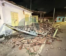 Motociclista perde o controle e derruba estrutura de casa em Arapiraca