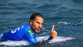 Ítalo Ferreira brilha em Teahupo'o e garante vaga nas semifinais da WSL
