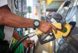 Gasolina deve encarecer em quase todo o país, mas não em AL; entenda