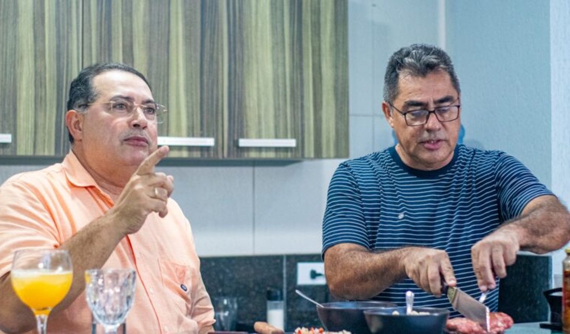 Adeilson Bezerra narra sua trajetória como advogado, político, gestor público e até músico durante entrevista ao jornalista Lauro Lima