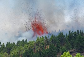 Vulcão que pode causar tsunami no Brasil entra em erupção