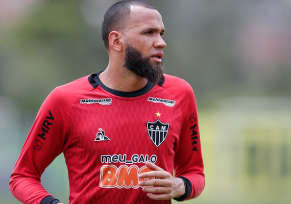 Goleiro trai a mulher, a amante filma, o chantageia e polícia entra em ação; entenda