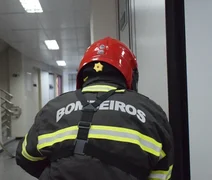 Bombeiros resgatam pessoa presa em elevador no Centro de Maceió