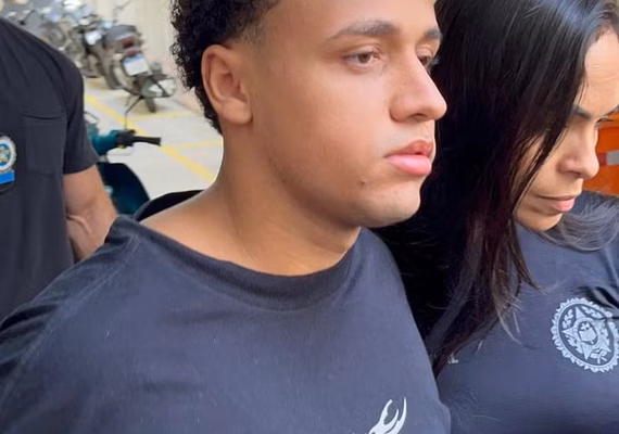 Réu de estupro coletivo no RJ se entrega usando camisa polêmica