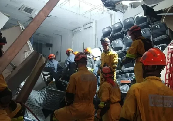 Desabamento deixa 9 mortos e 31 feridos em evento político
