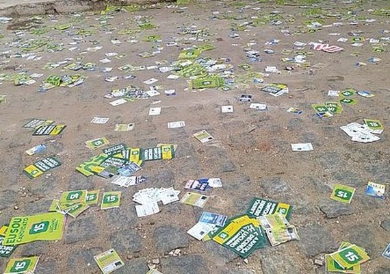 Automóvel é flagrado espalhando santinhos em ruas